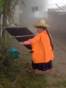 Mujer hilando